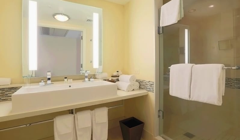 Eden Roc - Deluxe Room Bathroom